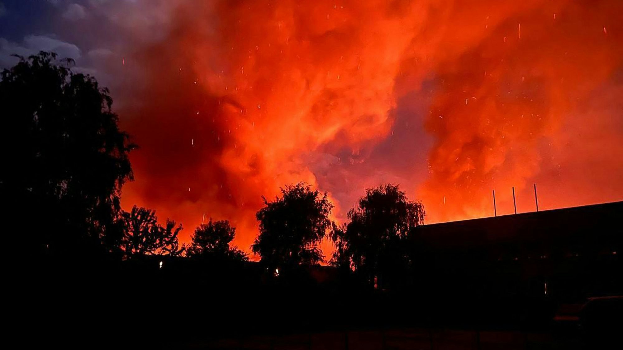 Schwarzer Rauch und Flammenmeer nach einem russischen Drohnenangriff auf einen Industriekomplex in Uman in der ukrainischen Oblast Tscherkassy auf. (1. Oktober 2023)