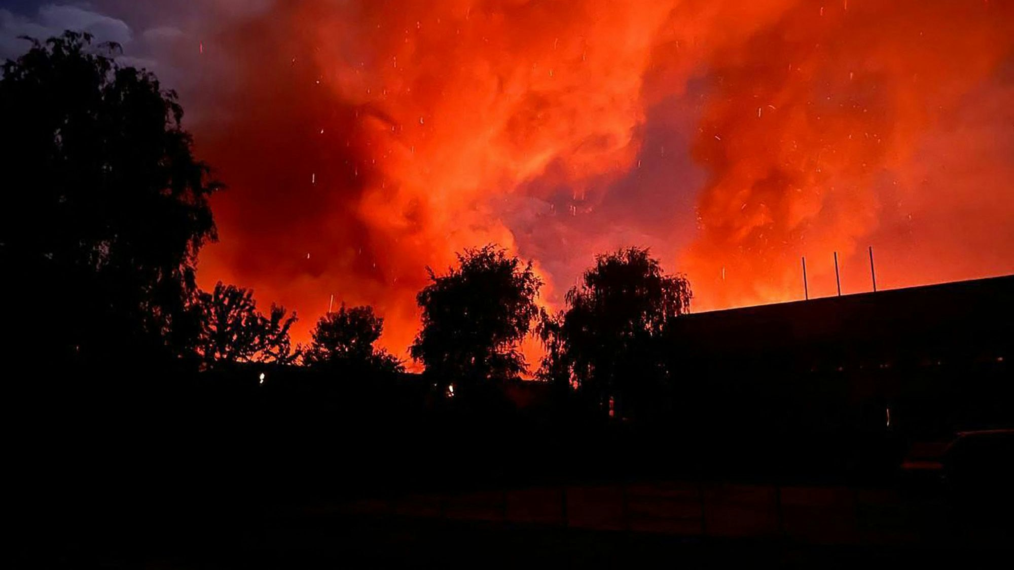 Schwarzer Rauch und Flammenmeer nach einem russischen Drohnenangriff auf einen Industriekomplex in Uman in der ukrainischen Oblast Tscherkassy auf. (1. Oktober 2023)