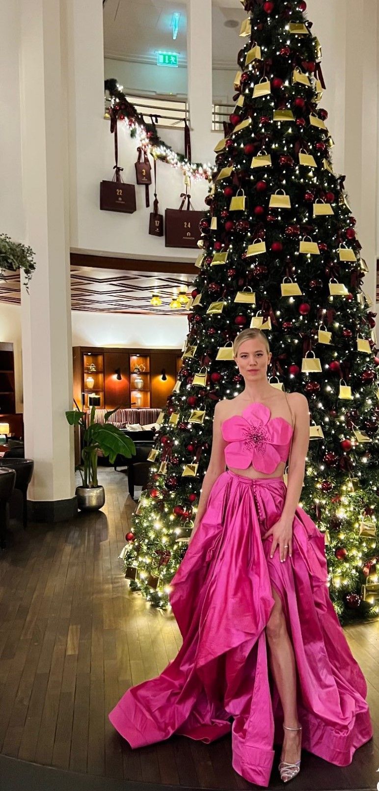 Larissa Marolt in einem Kleid von Star-Designerin Eva Poleschinski.