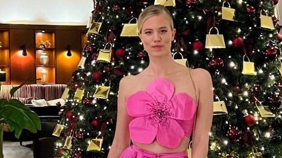 Larissa Marolt in einem Kleid von Star-Designerin Eva Poleschinski.