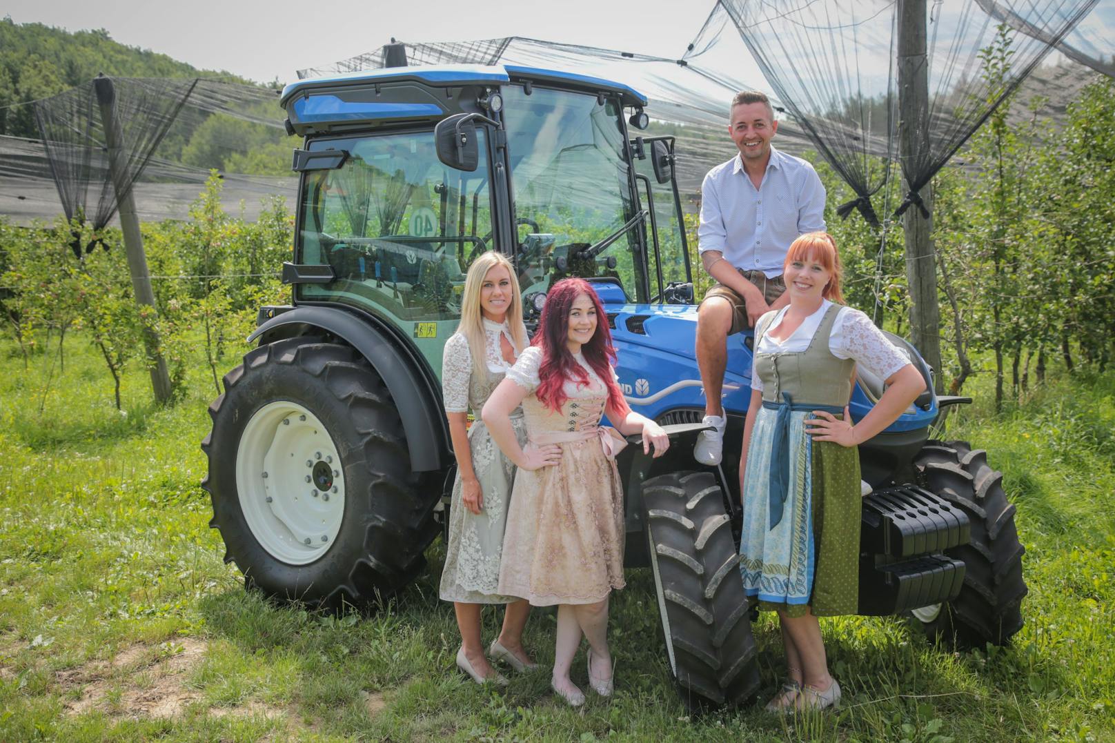 In der wunderschönen Oststeiermark (Bezirk Weiz) ist Simon, der aufgeweckte Obstbauer, mit seinen drei Hofdamen auf dem Weg in die Obstplantage. Dass der Traktor für einen Bauern plus drei Damen viel zu klein ist, schreckt den 33-Jährigen überhaupt nicht ab und auch seine Hofdamen scheinen an seiner Nähe gefallen zu finden.