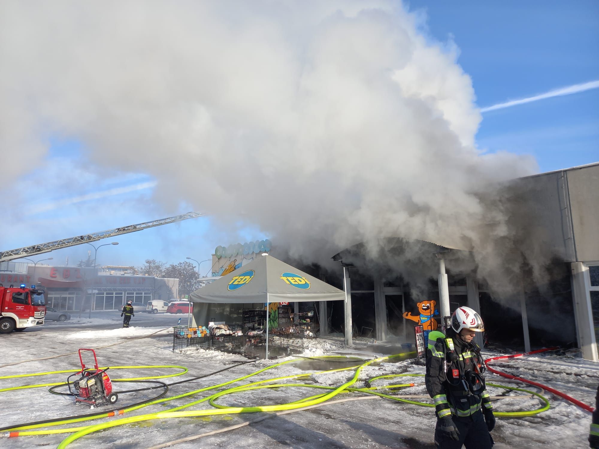 Eine Diskonter-Filiale brannte am Montag in Wien-Floridsdorf ab.
