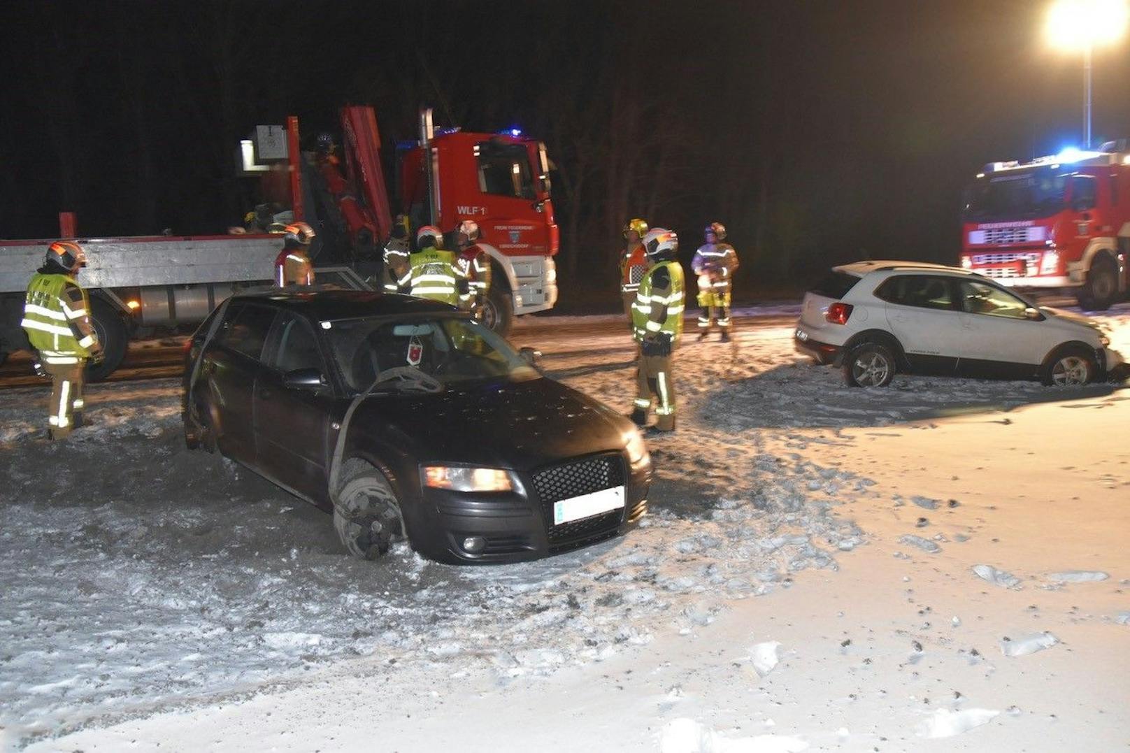 Die Verwundeten wurden ins Krankenhaus gebracht, die Feuerwehr musste alle drei Fahrzeuge bergen. 