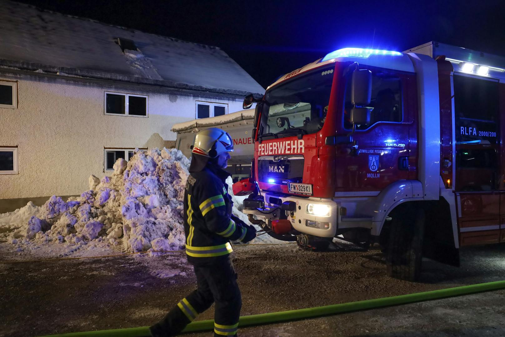 Mehrere Feuerwehren standen am späten Montagabend bei einem Brand im Heizraum einer Firma in Molln (Bezirk Kirchdorf an der Krems) im Einsatz.