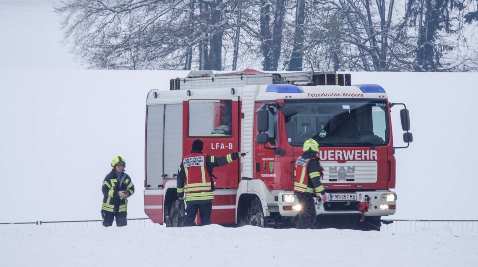 Die Feuerwehr kämpft bei Minusgraden gegen den Brand.