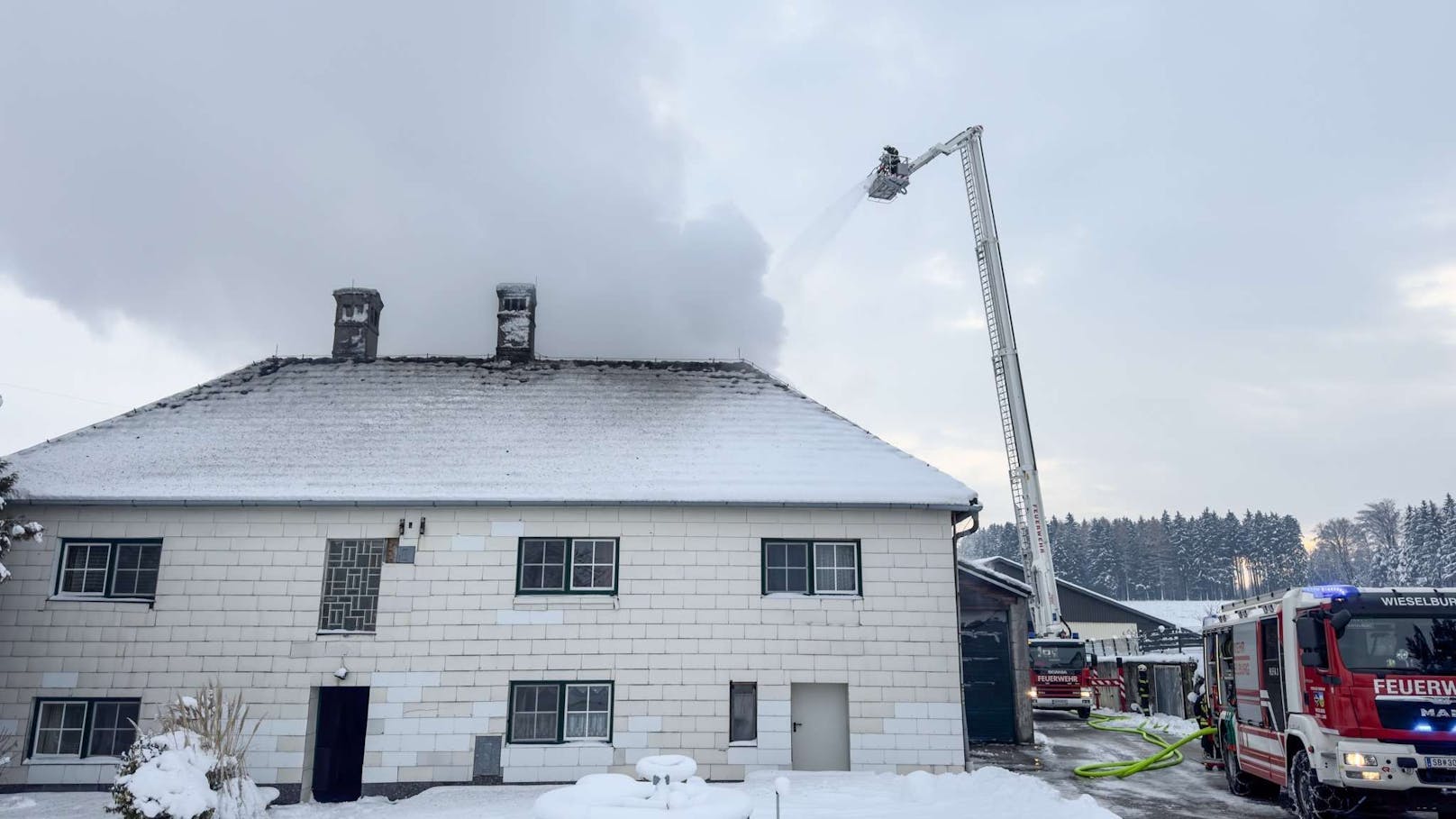 9 Wehren kämpfen den Großbrand.