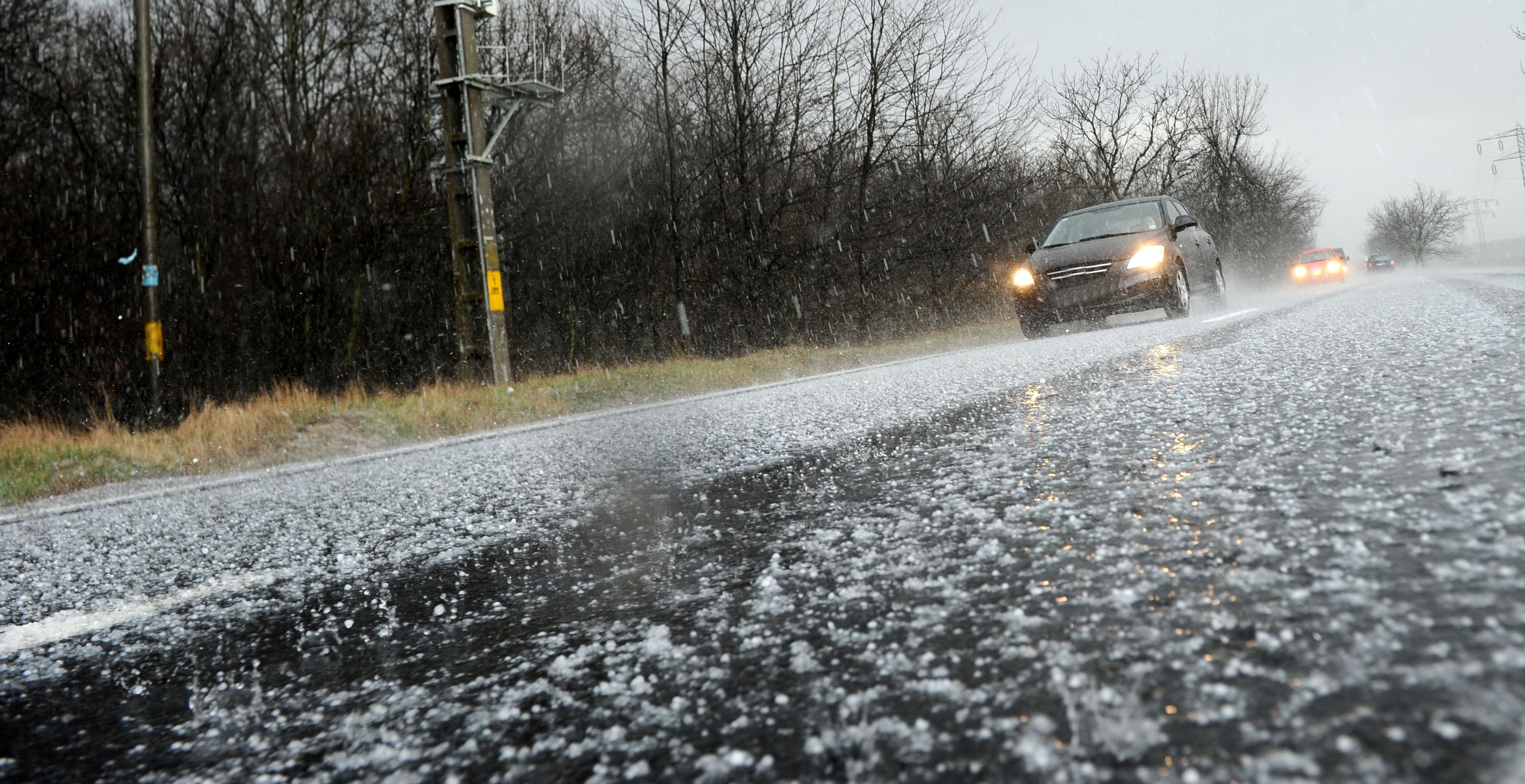 Autofahrer müssen mit äußerst glatten Fahrbahnen rechnen.