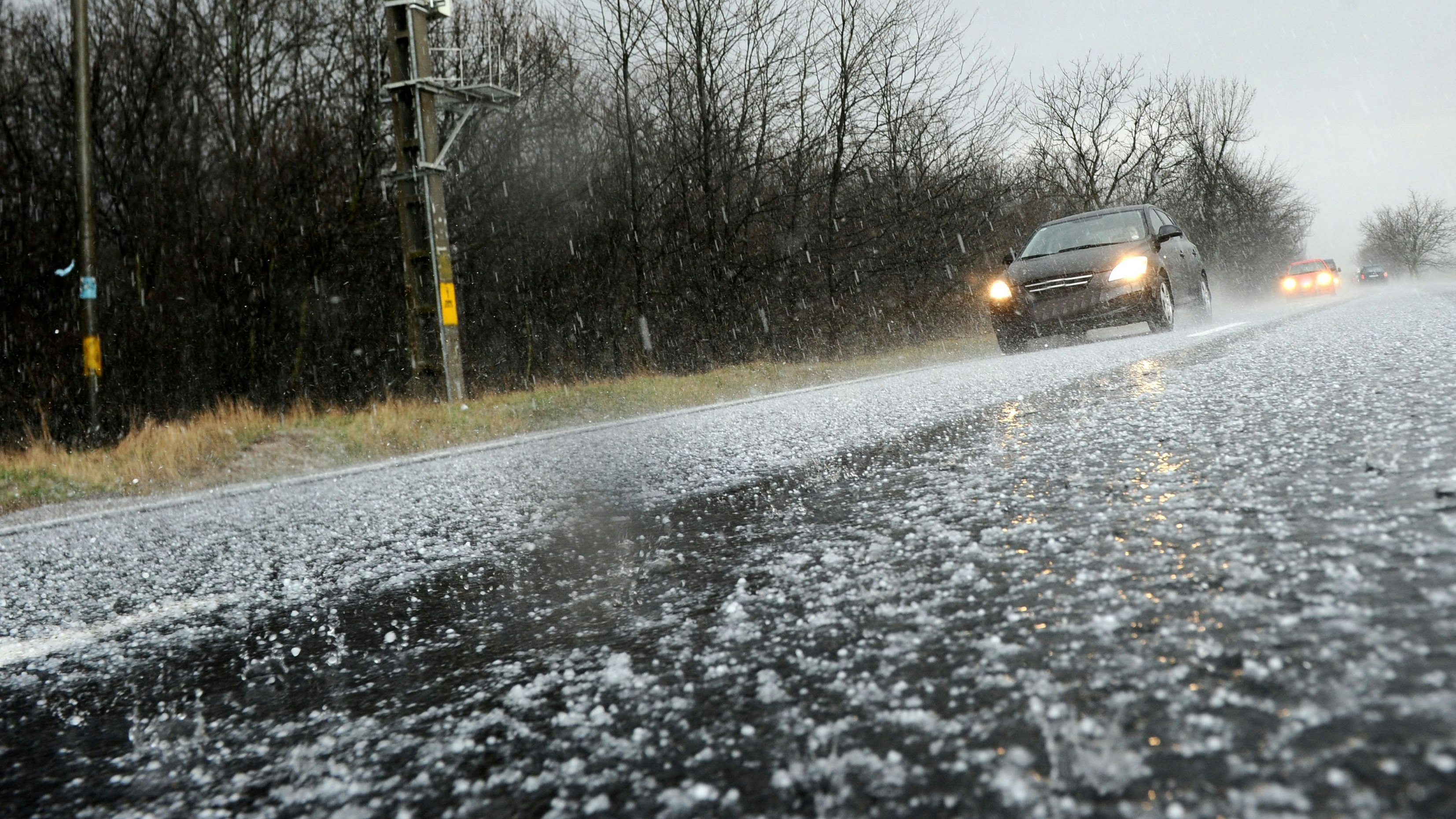 Autofahrer müssen mit äußerst glatten Fahrbahnen rechnen.
