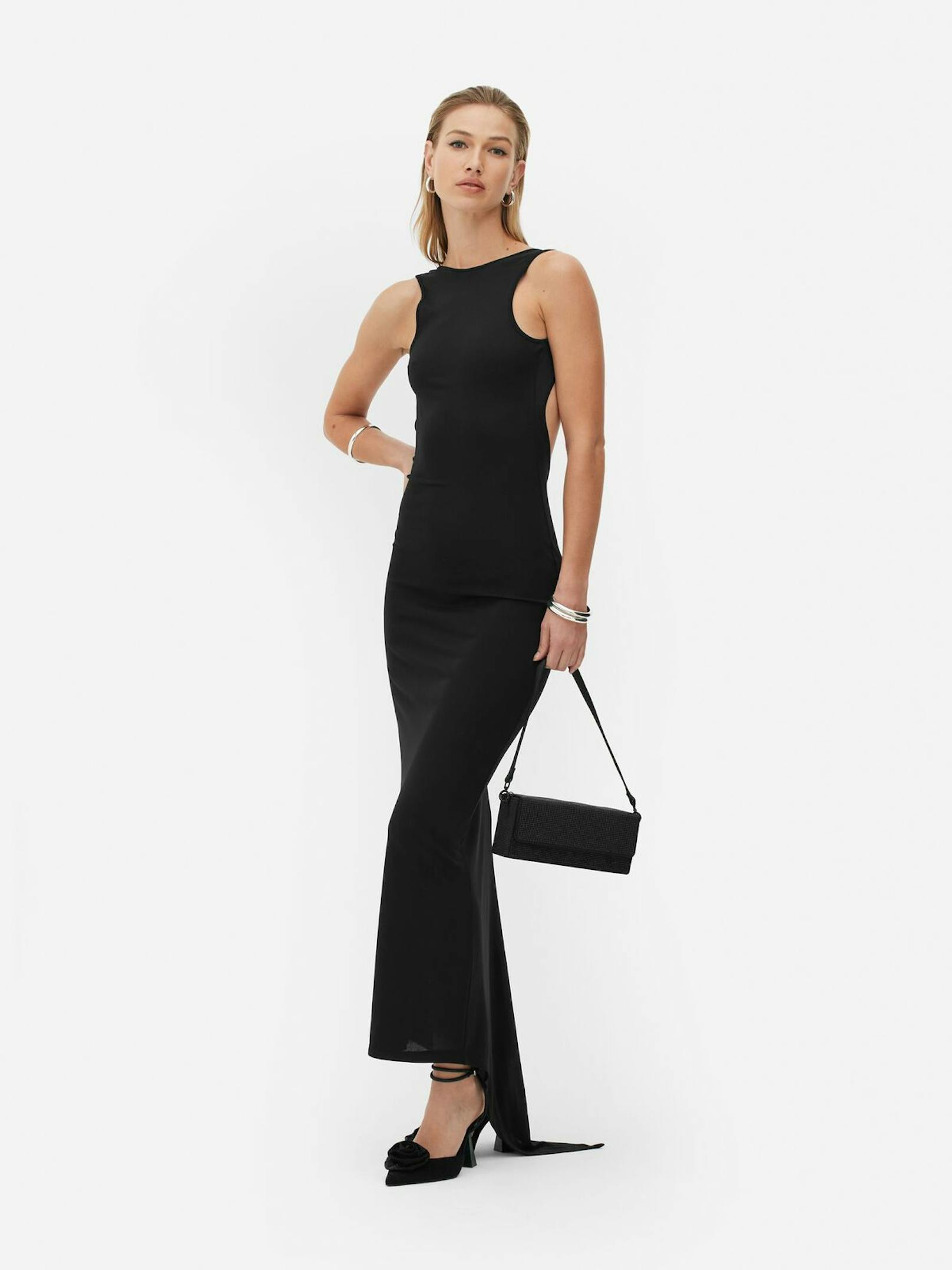 Ein elegantes schwarzes Kleid, das auch im Sommer auf jeder Party gut aussieht. Der Reinerlös des Kleides wird von Primark an die britische Krebsforschung gespendet.