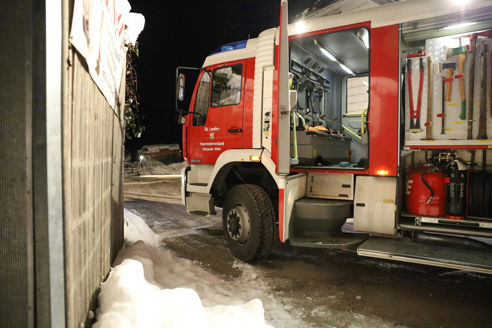 Mehrere Feuerwehren standen am späten Montagabend bei einem Brand im Heizraum einer Firma in Molln (Bezirk Kirchdorf an der Krems) im Einsatz.