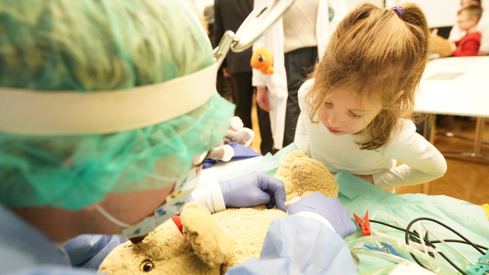 50 "Teddy-Docs" (Studierende der MedUni) betreuen die flauschigen Patienten. 