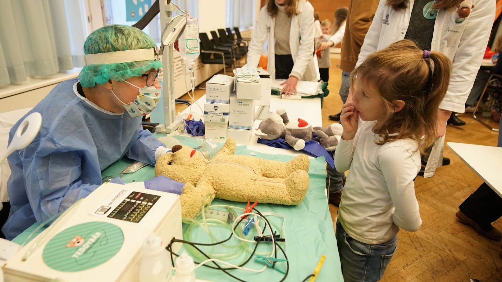 Kinder können hier mit ihren Teddys vorbeikommen und spielerisch die Angst vorm Arztbesuch ablegen. 