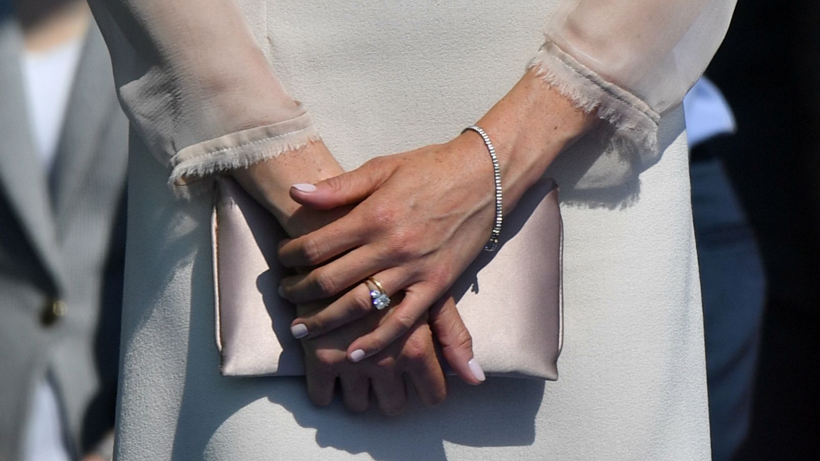 Dieses Armband hat Meghan von Charles bekommen. Am Montag hatte sie es wieder um den Arm.