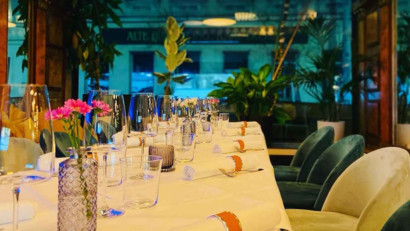 "It’s Christmas dinner saison 💛", postet das Creo das hübsche Weihnachtsgedeck