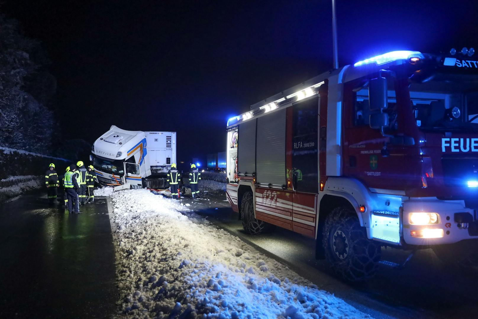 Ein schwerer Lkw-Unfall hat sich in der Nacht auf Dienstag auf der A1 Westautobahn bei Sattledt (Bezirk Wels-Land) ereignet. Die Rettungskräfte standen stundenlang bei den Aufräumarbeiten im Einsatz.