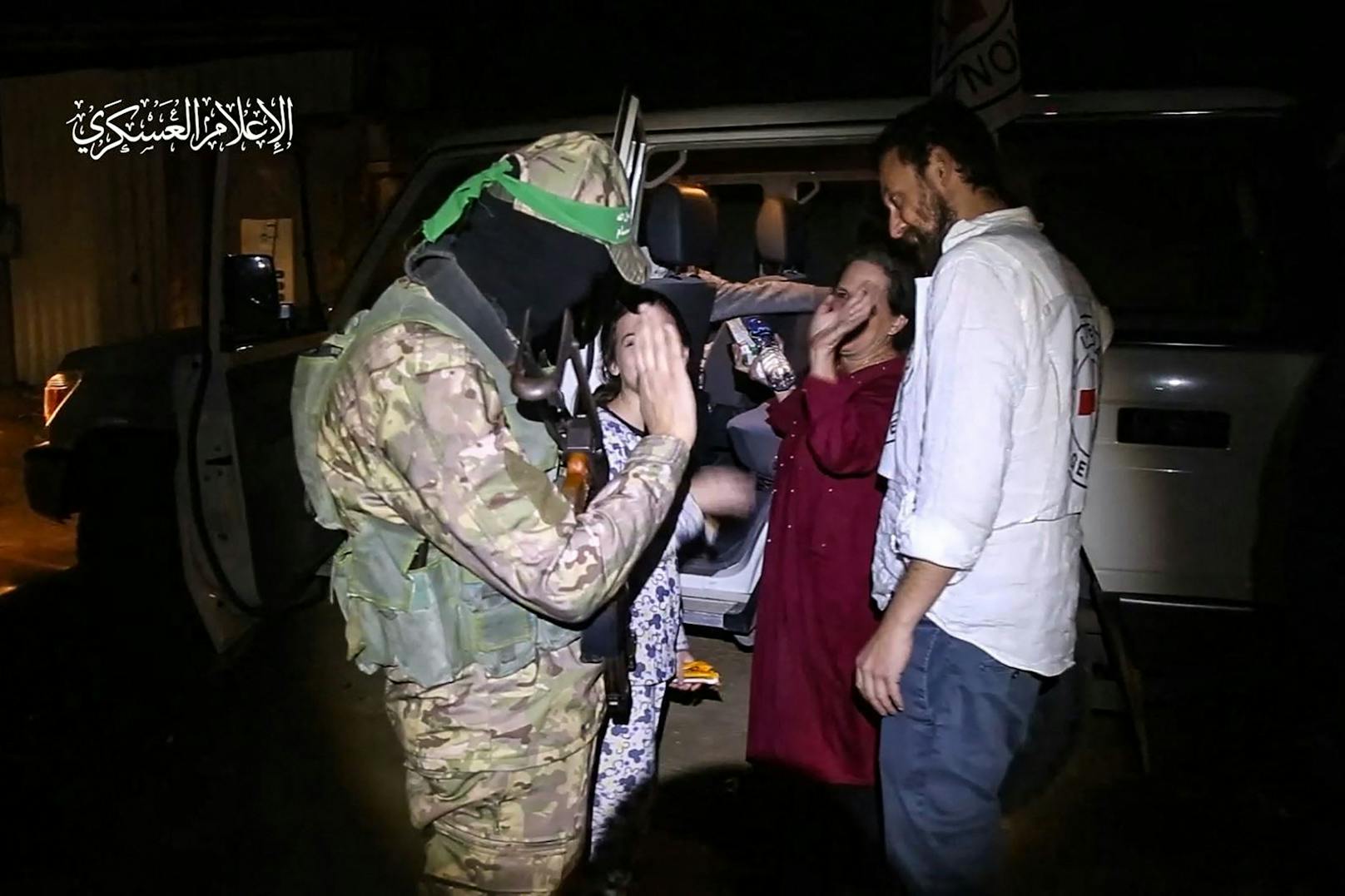 Ein Hamas-Terrorist verabschiedete sich nett und freundlich von einer Geisel – die Frau winkte zurück.
