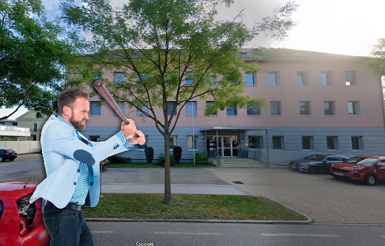 Ein steirischer Manager soll seinen gekündigten Mitarbeiter mit einem Schlagstock attackiert haben.