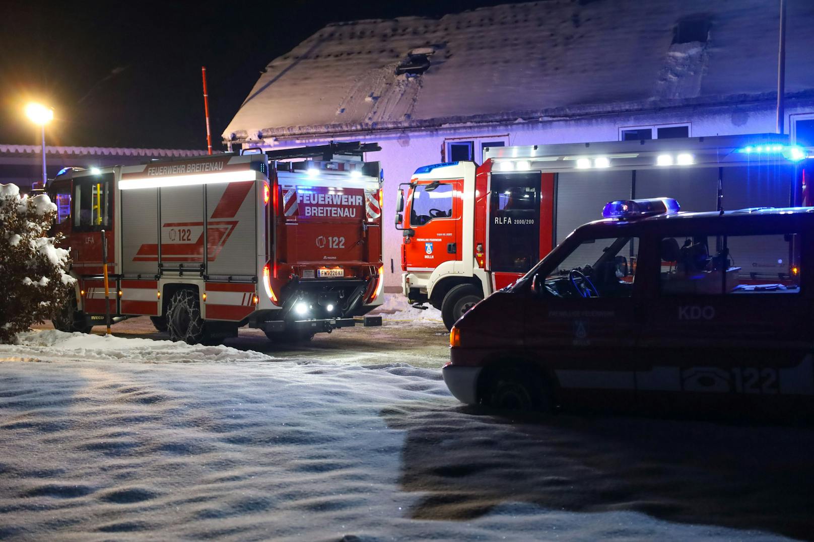 Mehrere Feuerwehren standen am späten Montagabend bei einem Brand im Heizraum einer Firma in Molln (Bezirk Kirchdorf an der Krems) im Einsatz.