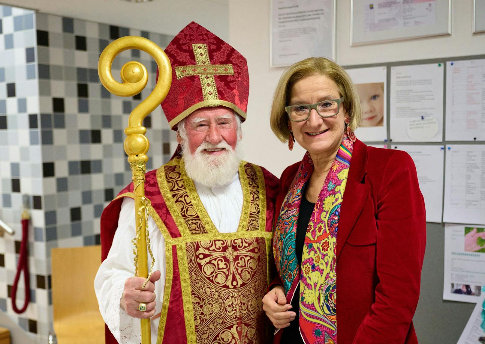 Mikl-Leitner mit Nikolo im Kindergarten in St. Pölten.