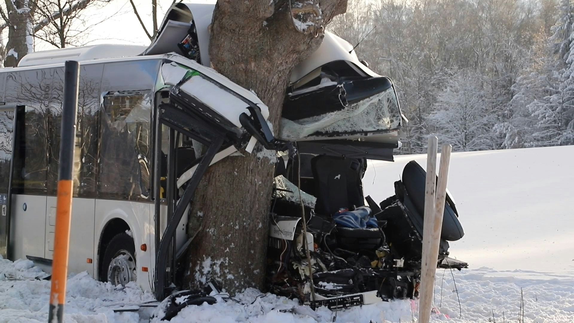 Am Dienstag ereignete sich im deutschen Erzgebirge ein folgenschwerer Busunfall. Ein Kind erlag an der Unfallstelle seinen Verletzungen. 