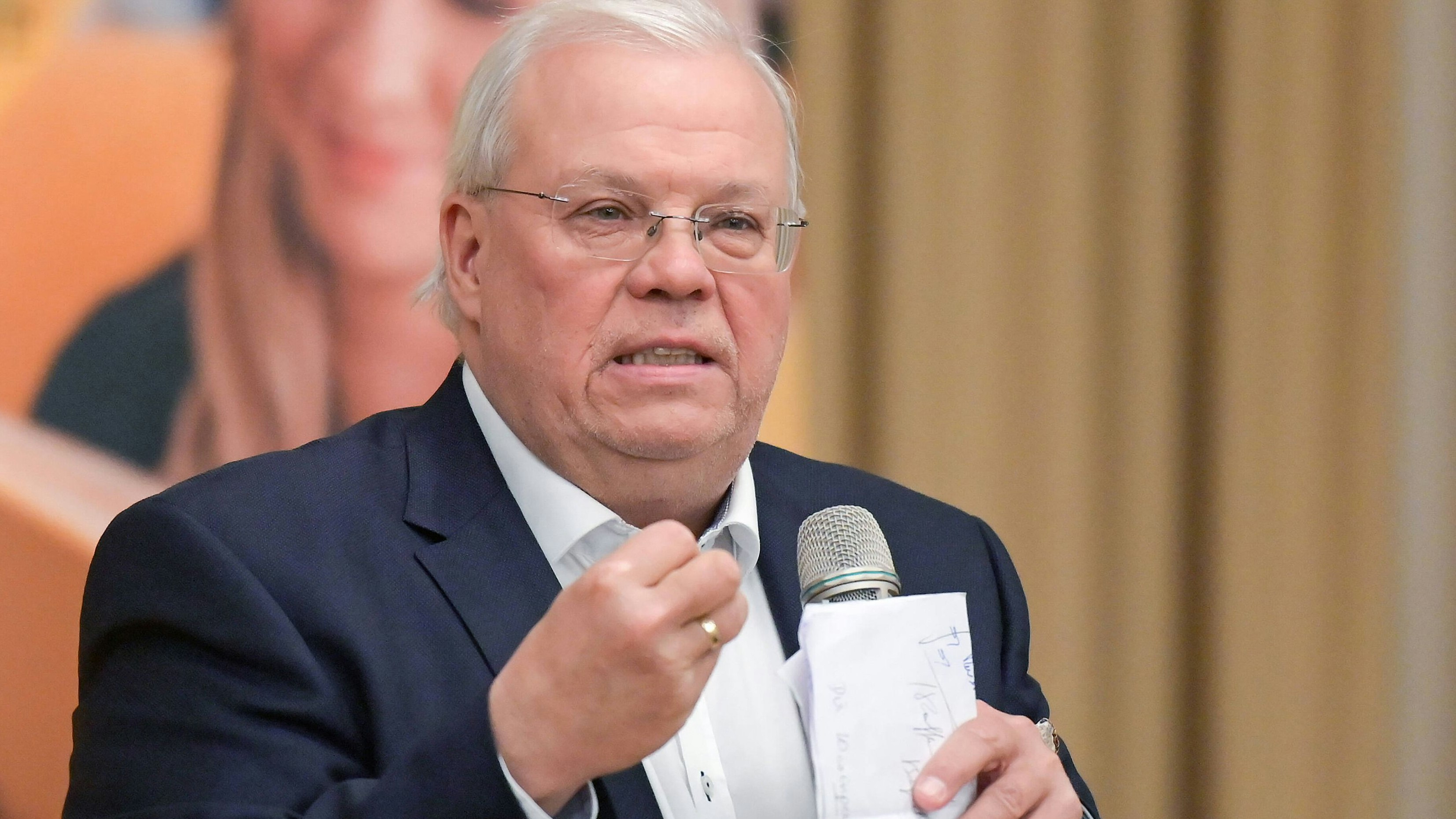 Kriegsberichterstatter Christian Wehrschütz während einer Lesung in Linz, Dezember 2022.