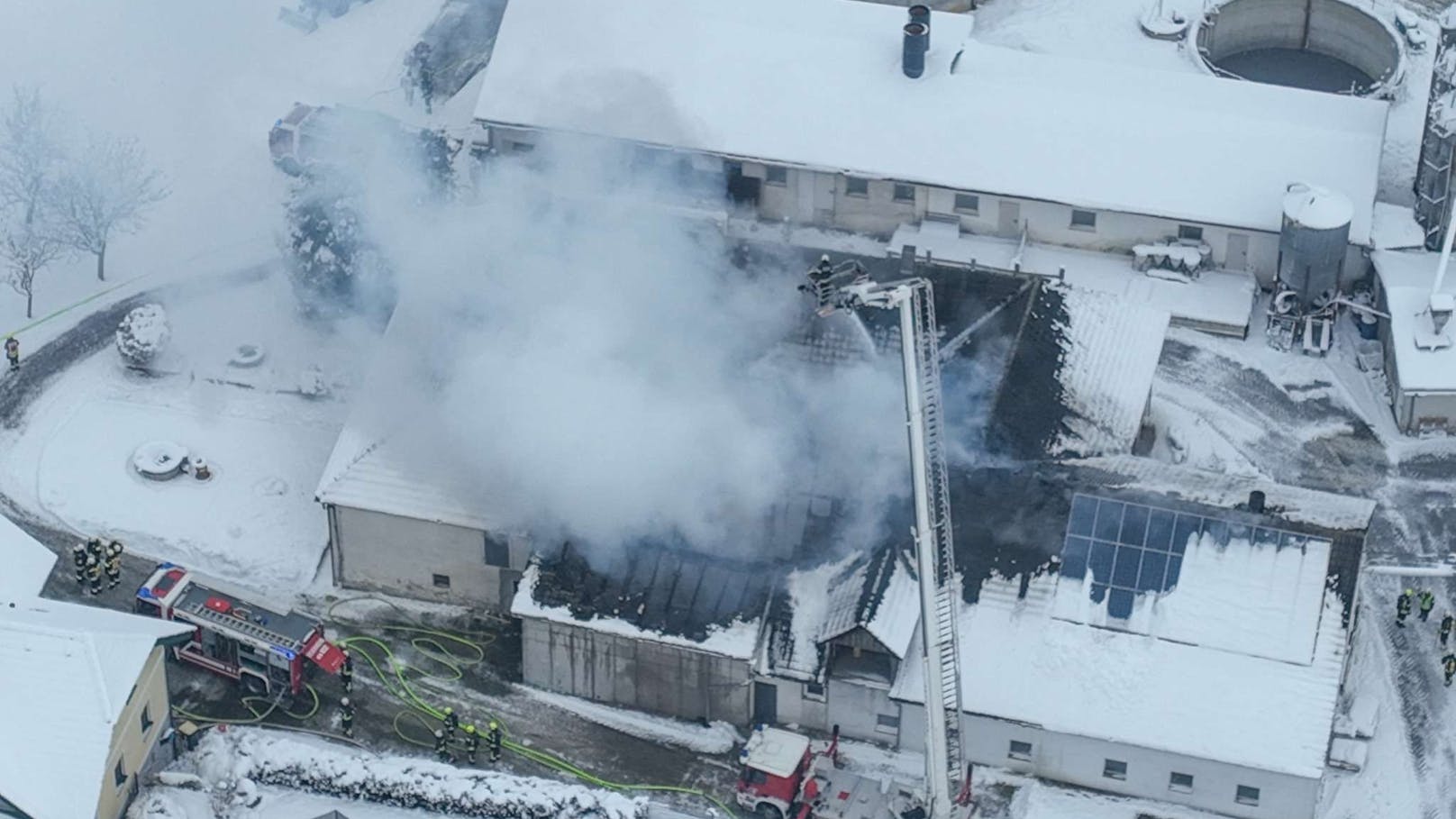 Neun Wehren bei Großbrand auf Bauernhof