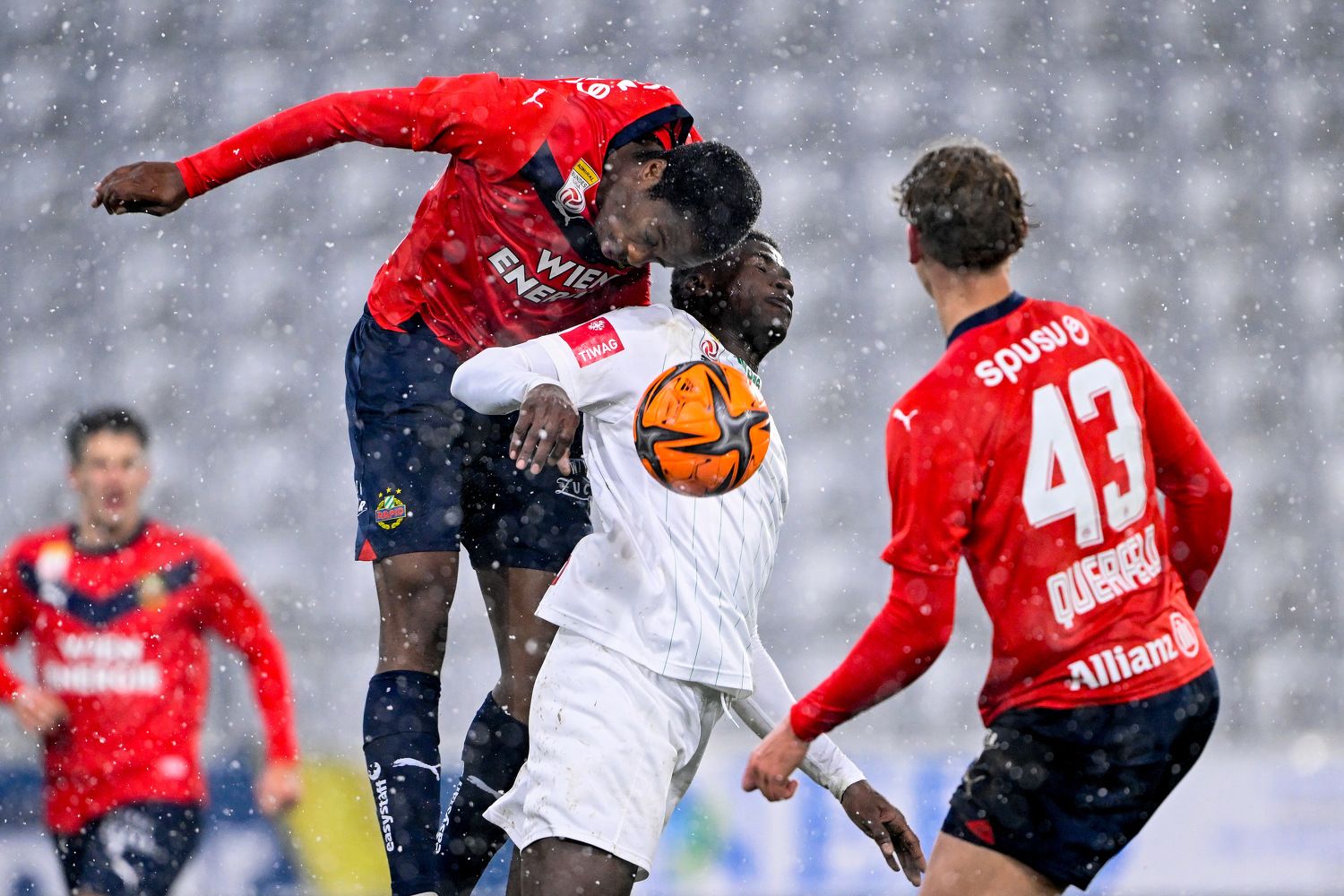 Terence Kongolo (l.) kassiert seine zweite Sperre.