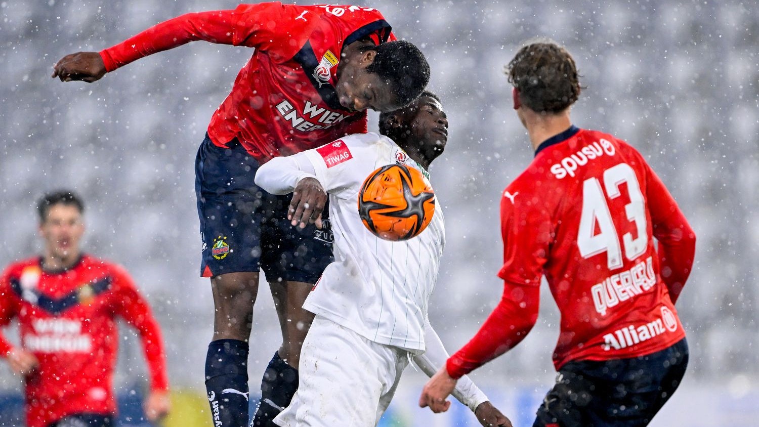 Terence Kongolo (l.) kassiert seine zweite Sperre.