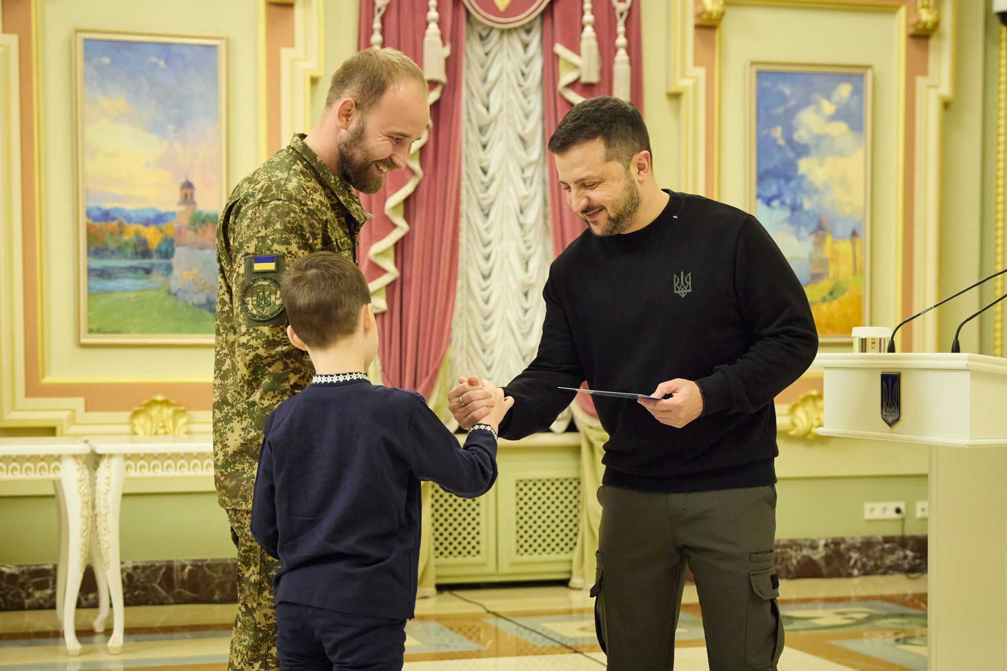 Selenski übergab den Soldaten Besitzurkunden.