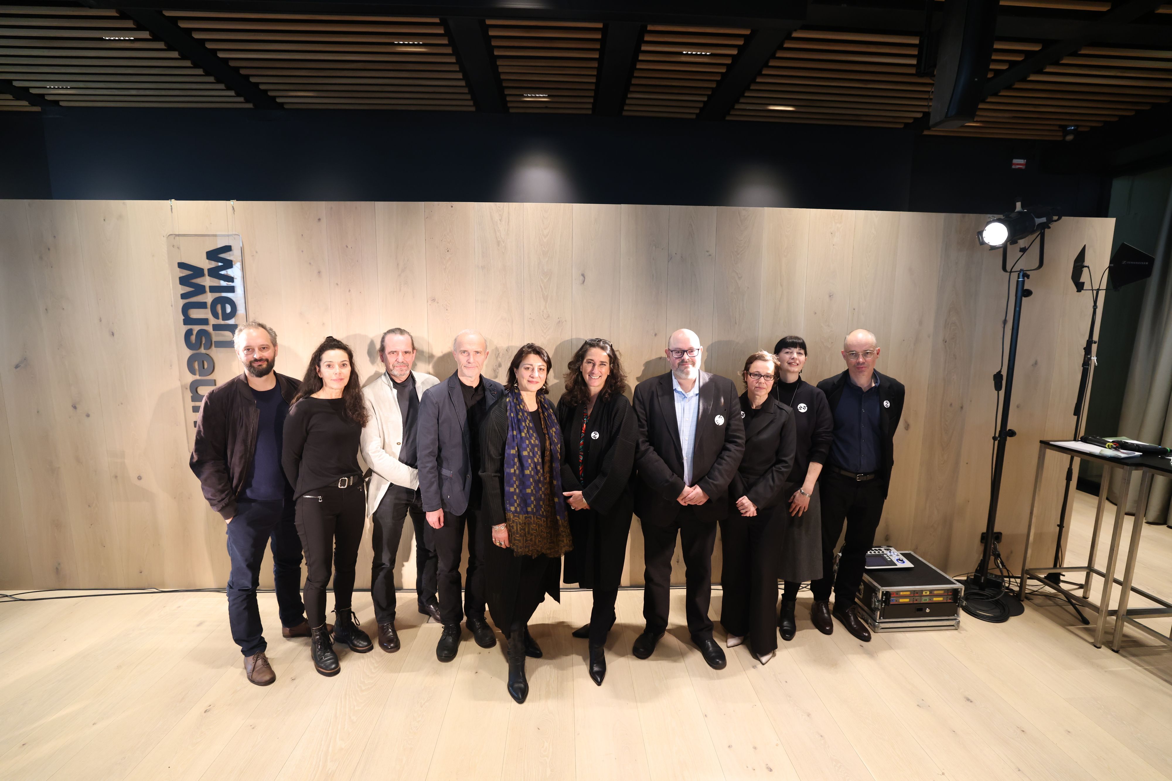 Das Team aus Experten, Architekten und Museumsleiter Matti Bunzl (4.v.re.) eröffnete das Museum offiziell mit Kulturstadträtin Veronica Kaup-Hasler (SPÖ, 5.v.li.).