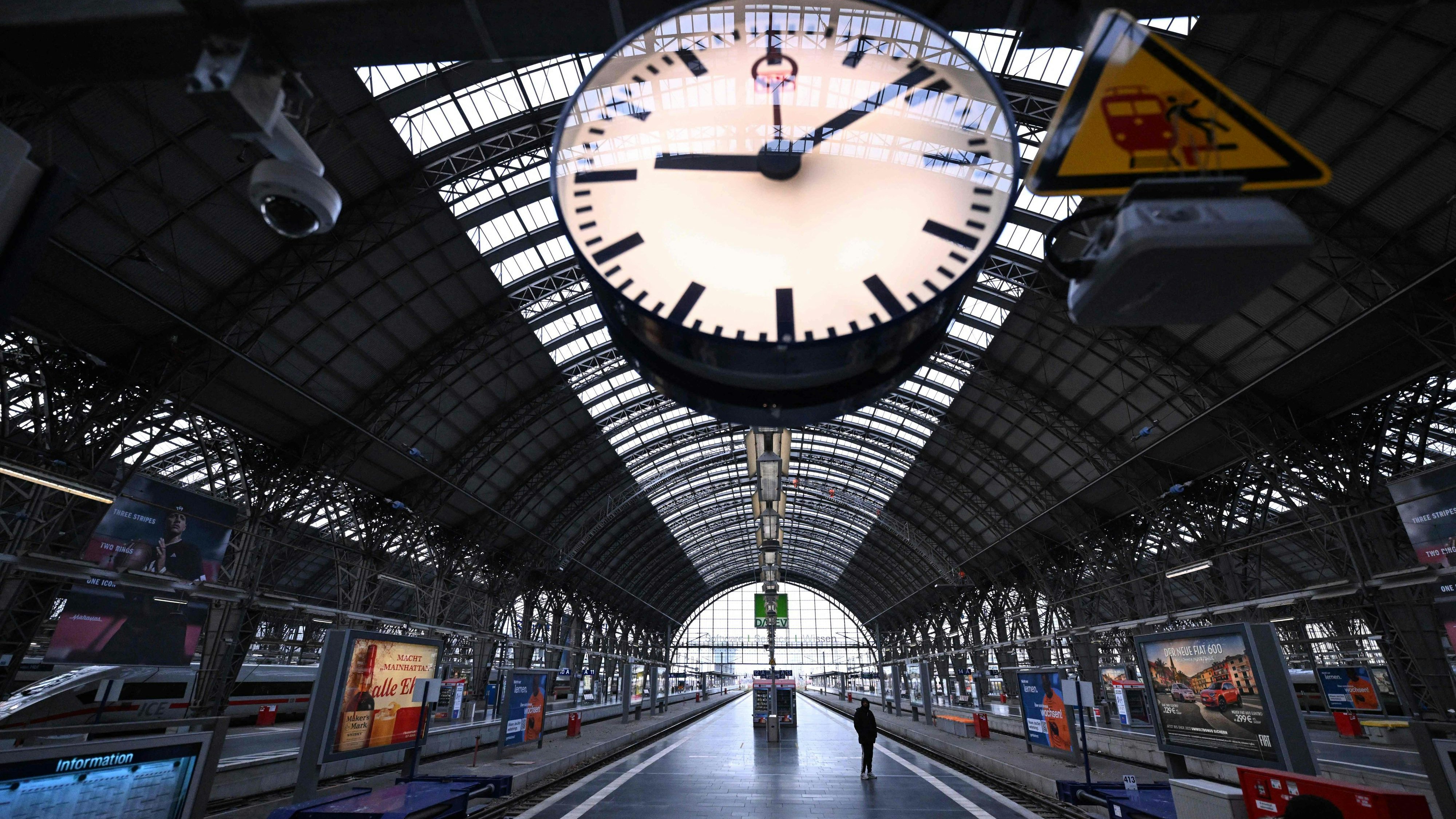 Download von www.picturedesk.com am 06.12.2023 (18:16).  TOPSHOT - A near empty platform is pictured at the main station of Frankfurt am Main, western Germany on November 16, 2023, as German train drivers' union GDL called for a 20-hour strike after failing to reach agreement on pay increases. The GDL union announced members will strike from 10:00 pm (2100 GMT) on November 15, 2023 to 6:00 pm on November 16 after demands for higher salaries and improved conditions were not met in talks. The union called on train drivers, train attendants, workshop employees, dispatchers in all companies and other professional groups at DB Netz to go on strike. (Photo by Kirill KUDRYAVTSEV / AFP) - 20231116_PD2694 - Rechteinfo: Rights Managed (RM) Nur für redaktionelle Nutzung! Werbliche Nutzung erfordert Freigabe: bitte schicken Sie uns eine Anfrage.