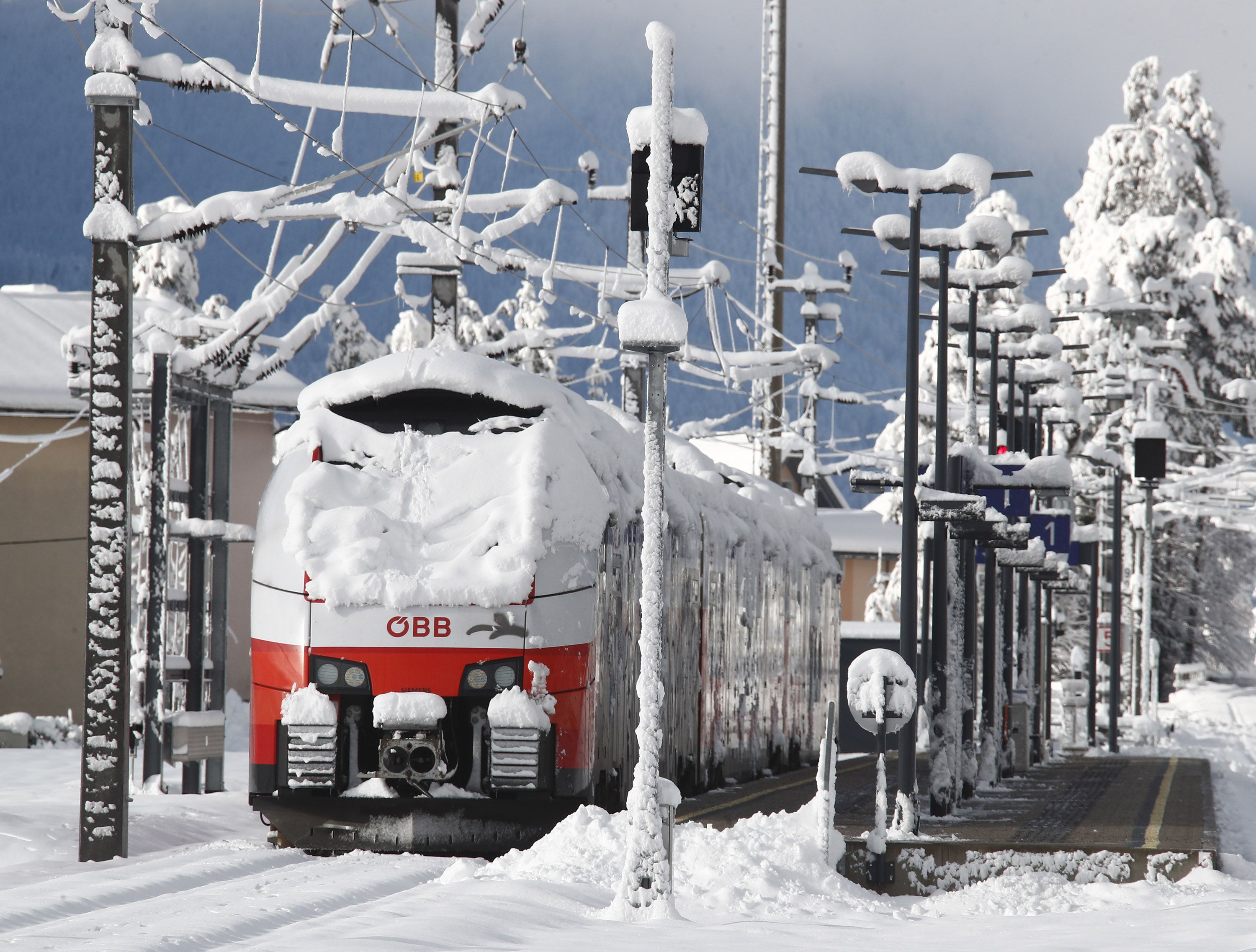 Schnee-Chaos auf Schiene: Noch am Dienstag sind einzelne Züge ausgefallen oder waren verspätet.