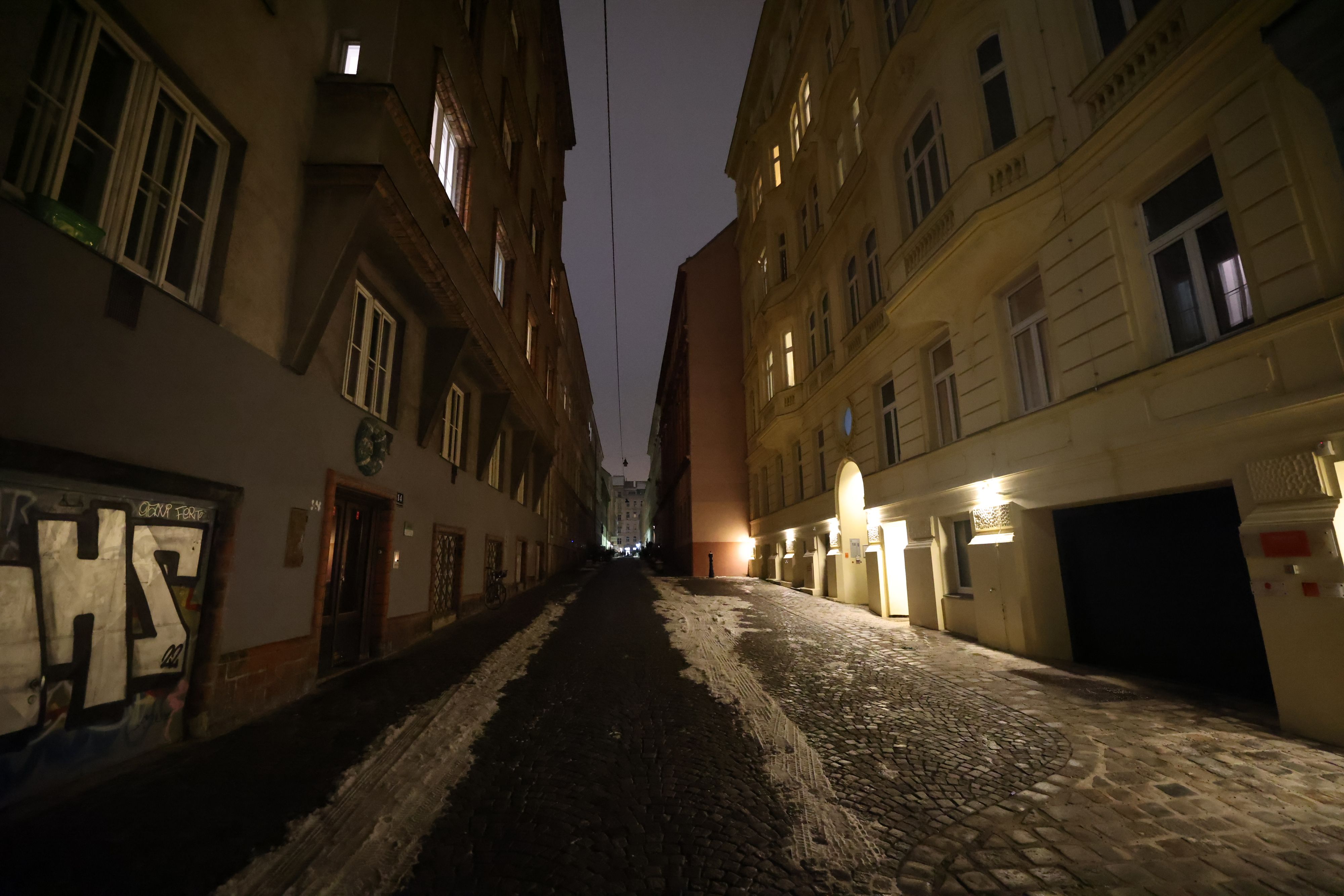 Düstere Stimmung in der Stuckgasse (Neubau): Nächtelang blieb es hier finster – mit Ausnahme eines Lichtes am Hauseingang. 