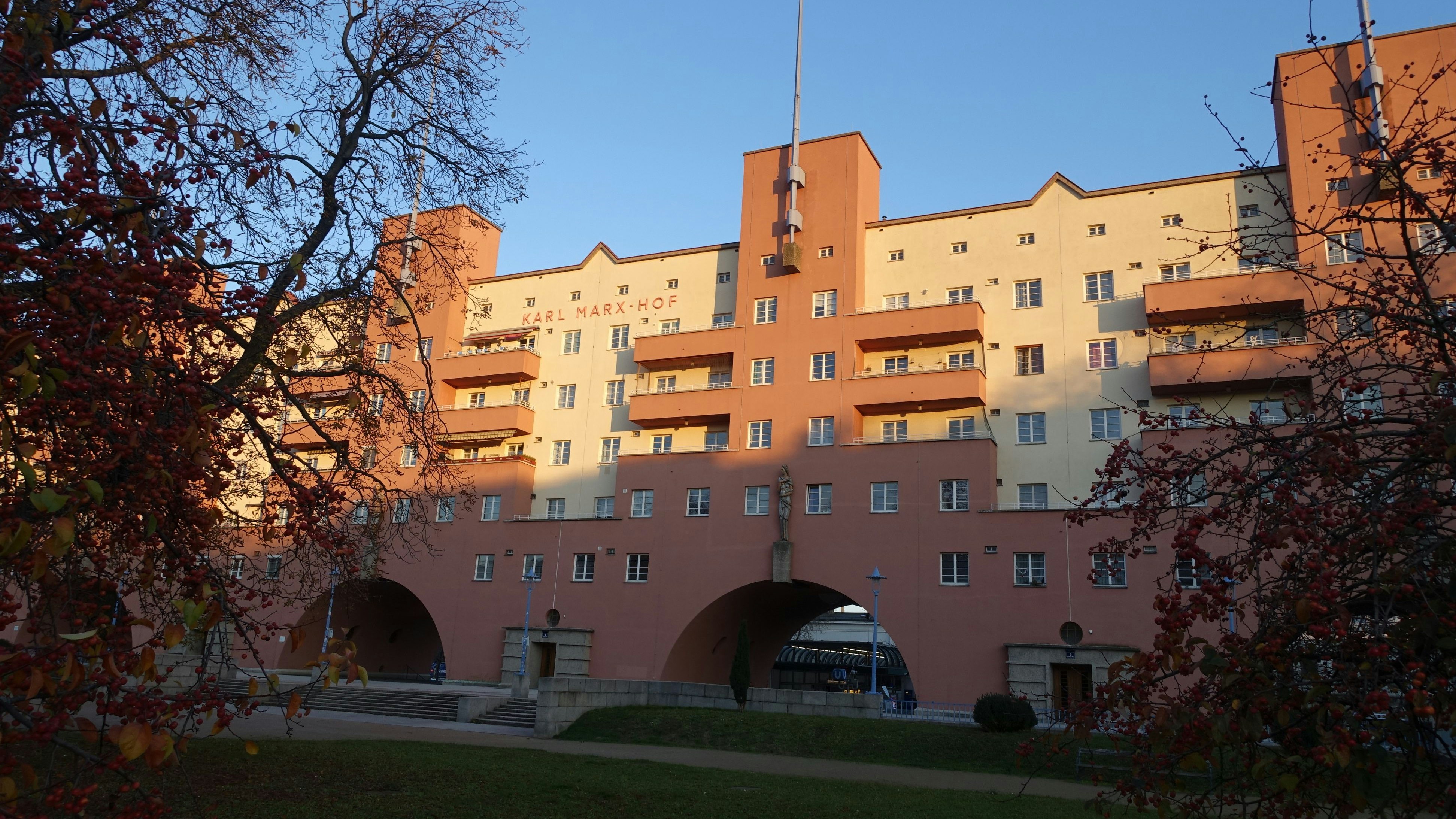 Im Karl-Marx-Hof spielten sich brutale Szenen ab.