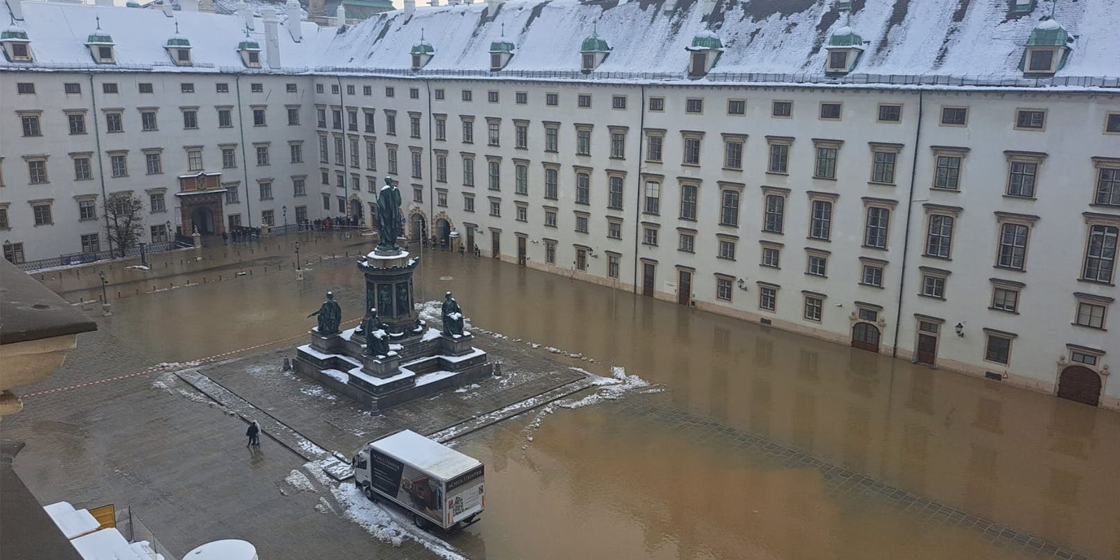 Hofburg steht unter Wasser