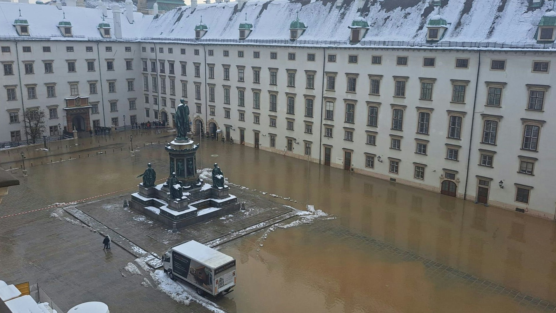 Hofburg steht unter Wasser