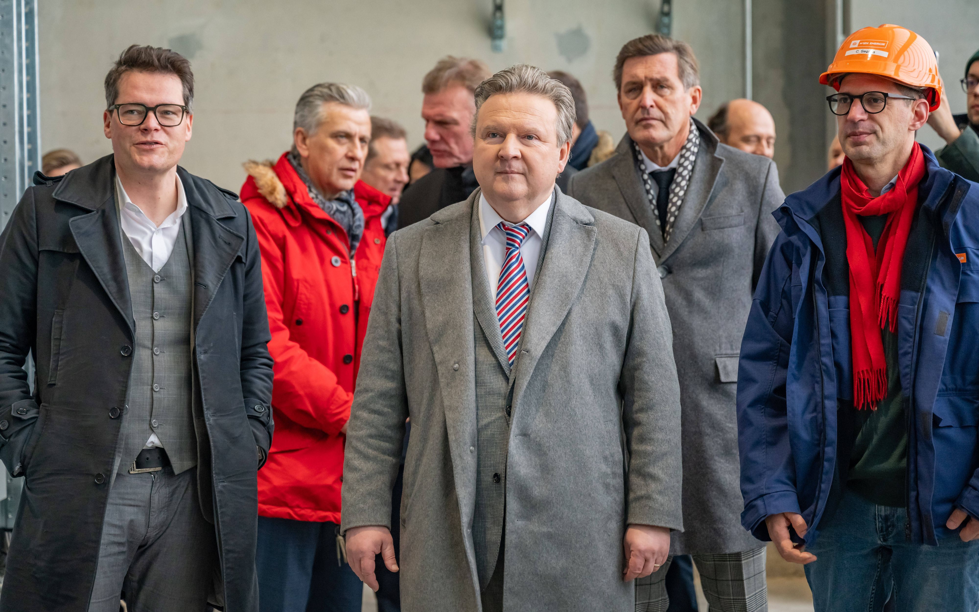 v.l.n.r.: Amtsführender Klimastadtrat <strong>Jürgen Czernohorszky</strong>, Bürgermeister <strong>Michael Ludwig</strong> und Projektleiter <strong>Christoph Segalla</strong> während der feierlichen Inbetriebnahme eine der leistungsstärksten Großwärmepumpen Europas am Gelände neben der Kläranlage in Simmering am 5. Dezember 2023.