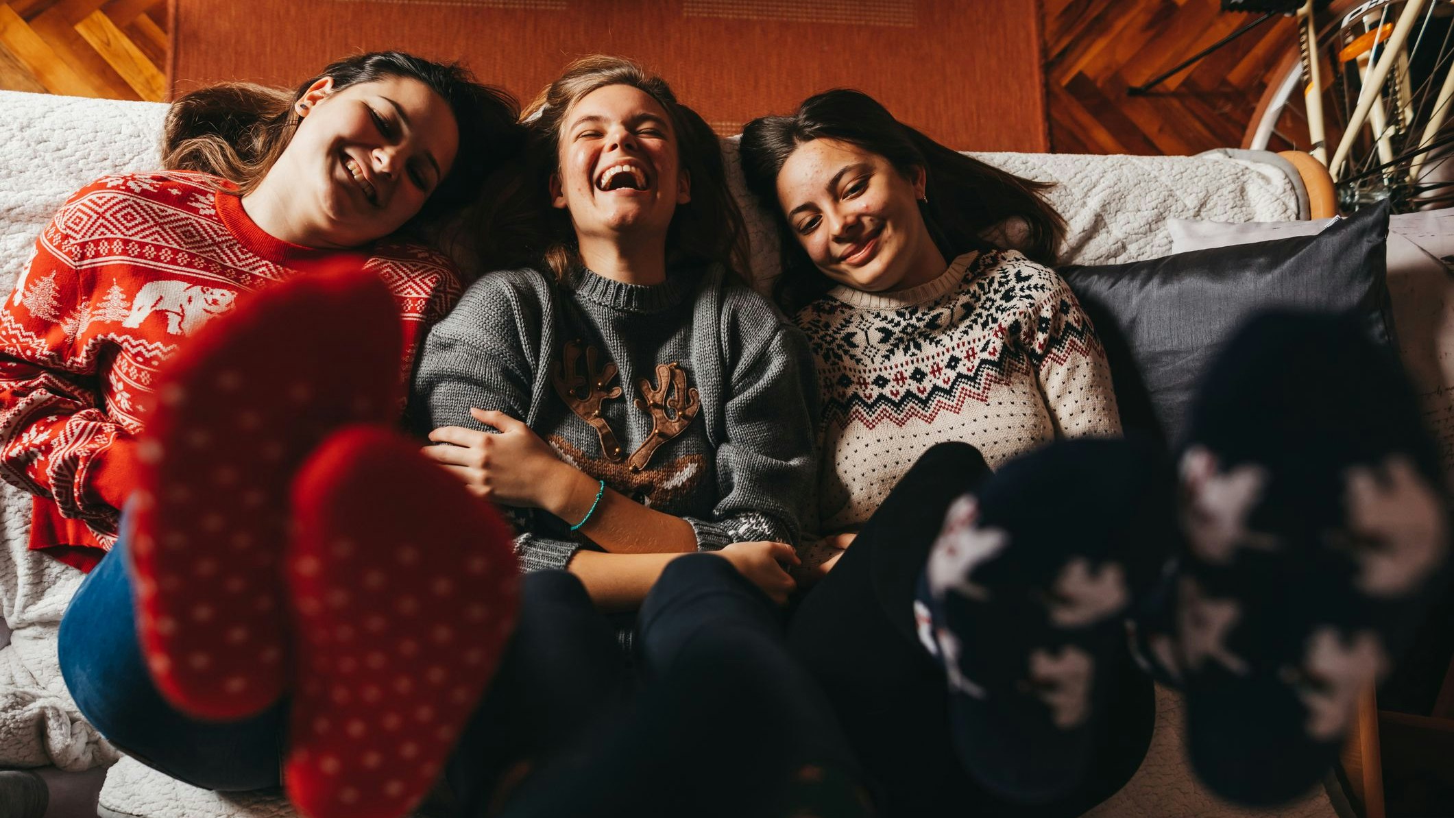 Sie müssen am Sonntag nicht arbeiten und haben leicht lachen. Ein gutes Drittel der Österreicher trifft am freien Tag Freunde. (Symbolbild)