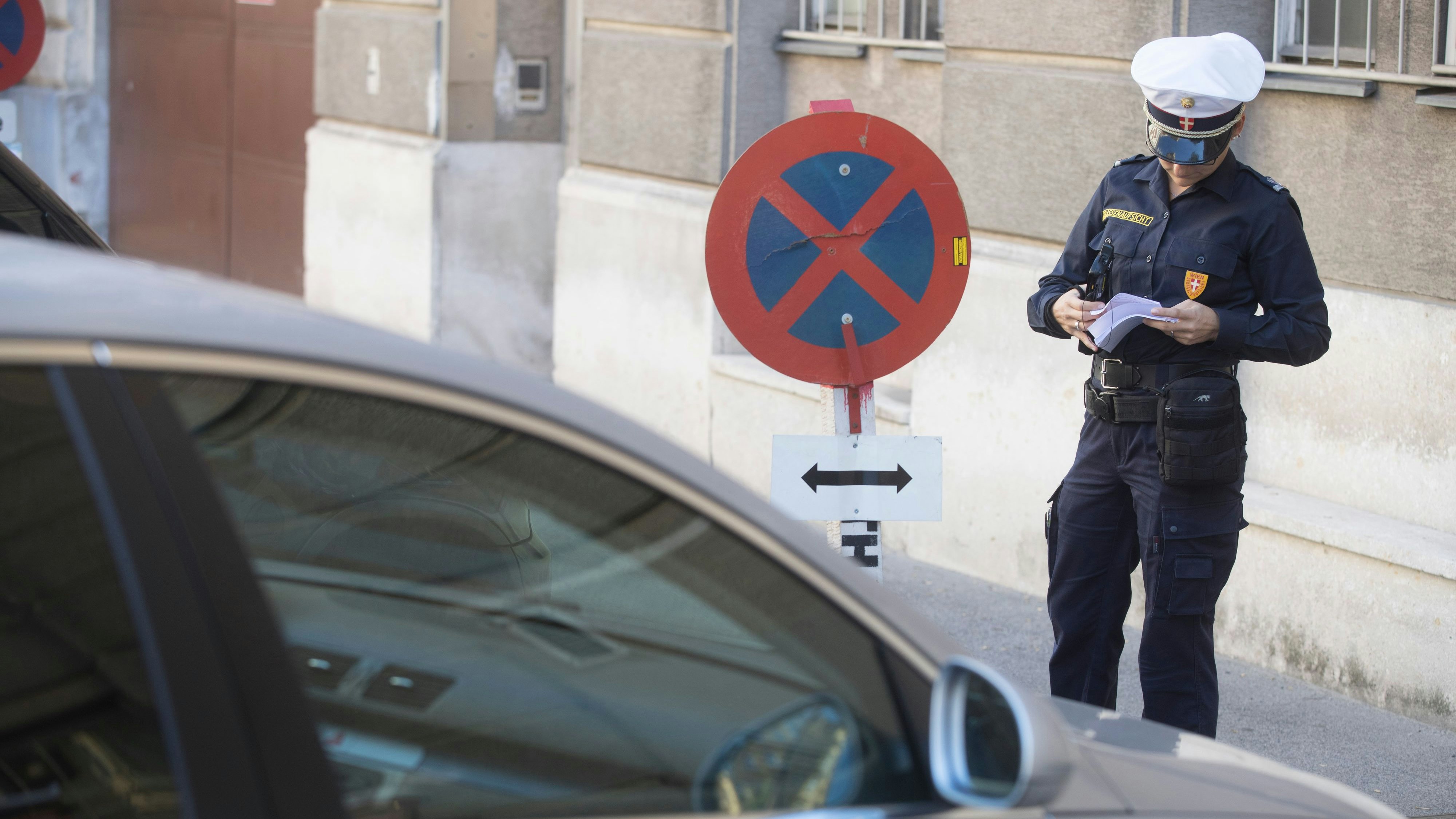 Download von www.picturedesk.com am 06.12.2023 (12:45).  Parkraumüberwachung in Wien am 14.09.2017. - 20170915_PD19458 - Rechteinfo: Rights Managed (RM) Nur fÃ¼r redaktionelle Nutzung!