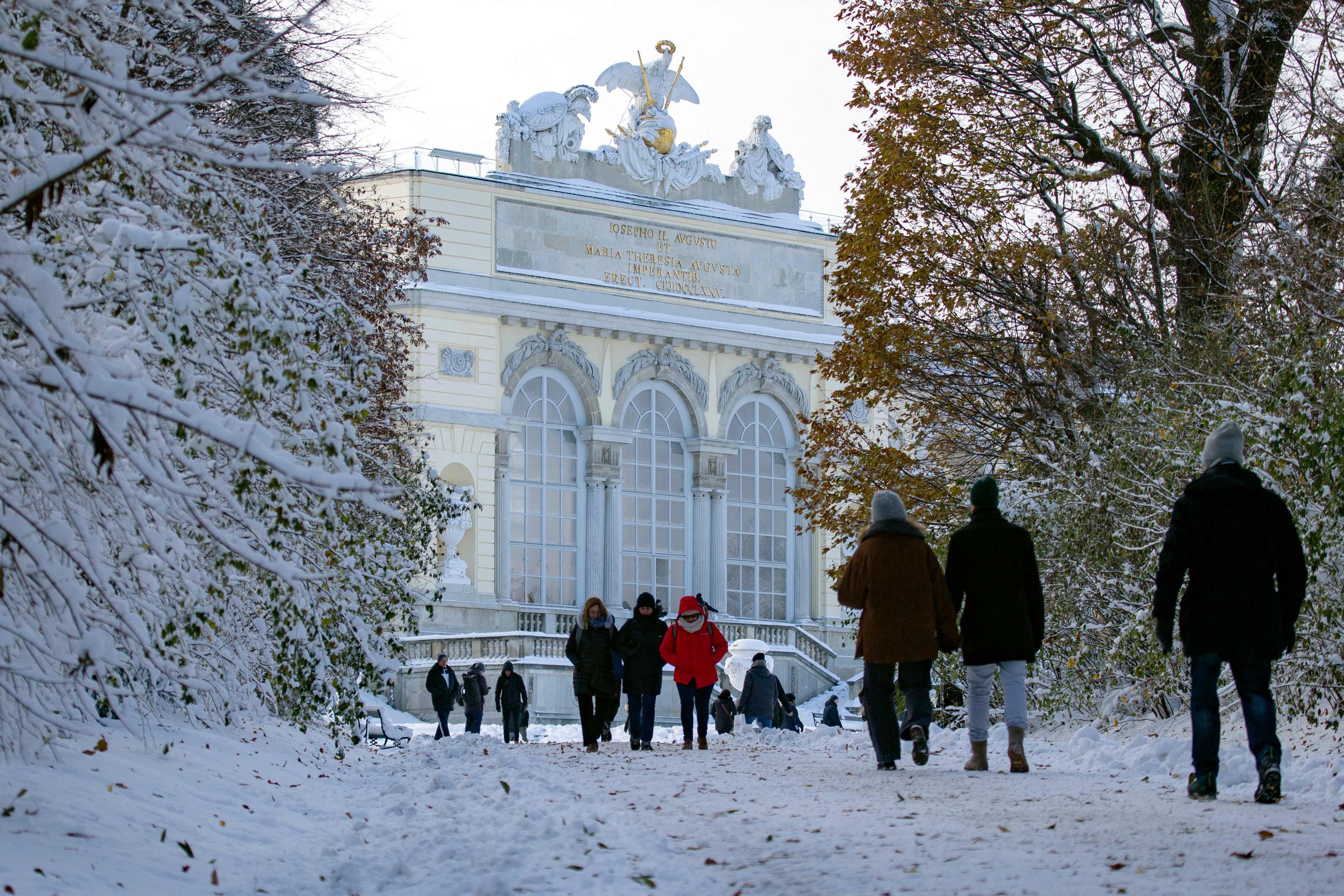 Besucher vor der verschneiten Gloriette am 3. Dezember 2023.
