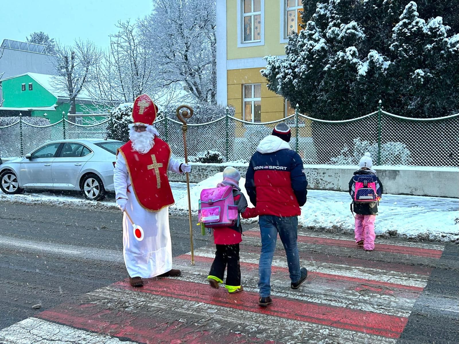 Bürgermeister Robert Weber ging als Nikolo auf die Straße.