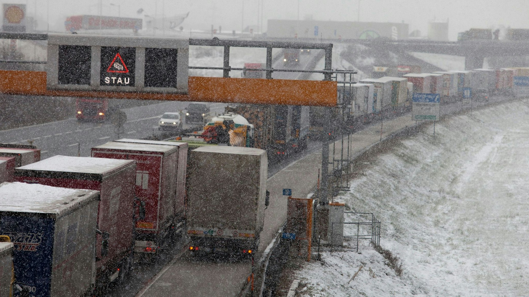 Riesenkolonne von Lkw auf der A12 Inntalautobahn in Fahrtrichtung Italien. Archivbild.