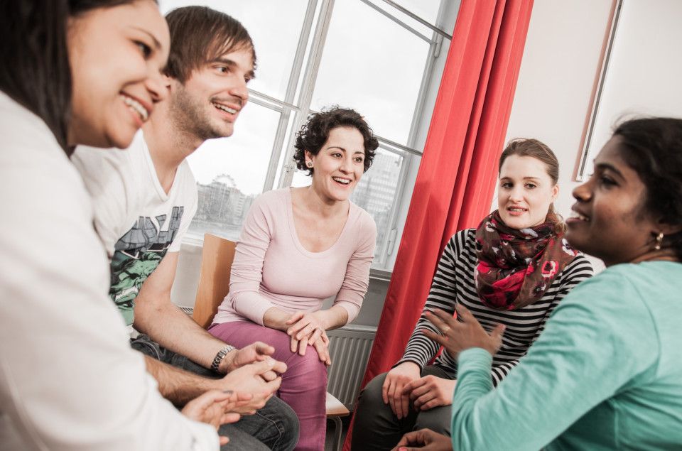 Für viele Menschen ist ein VHS-Kurs ein Ort, an dem sie neue Menschen über ein gemeinsames Interesse kennenlernen können – für manche auch ein Weg aus der Einsamkeit.