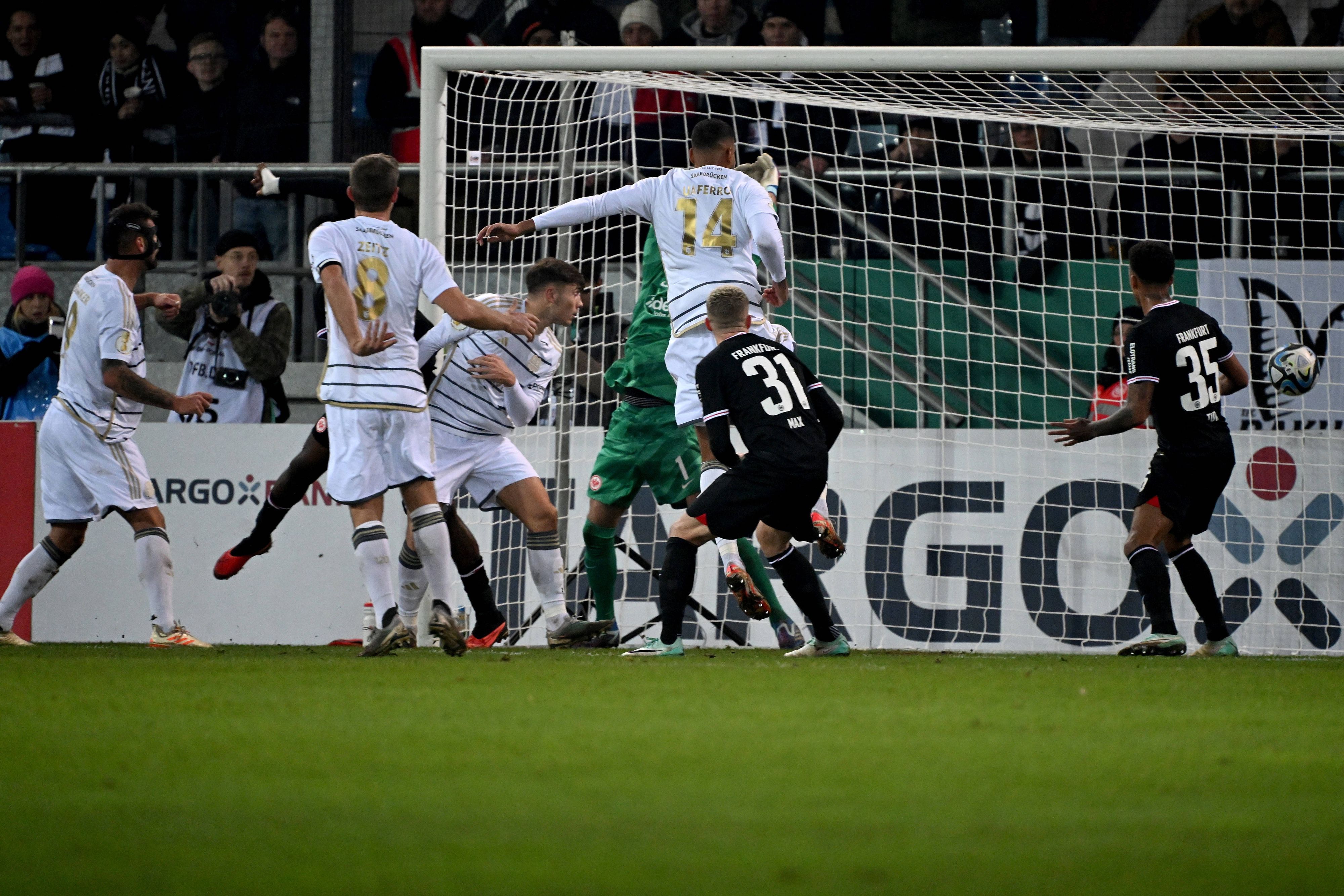Saarbrücken steigt gegen Frankfurt auf.