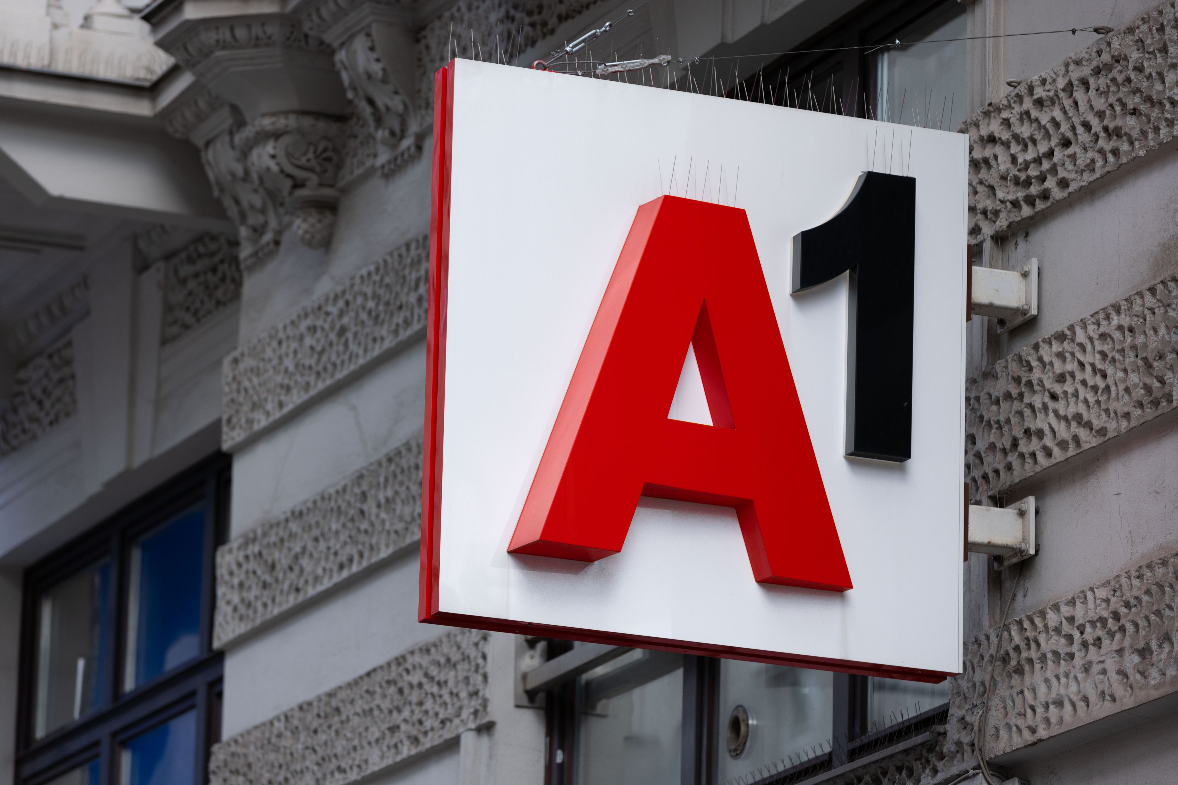 A1 Logo auf einer Filiale in der Kärntnerstraße in Wien. Auch bei den KV-Verhandlungen der Telekom stehen die Zeichen auf Streik.