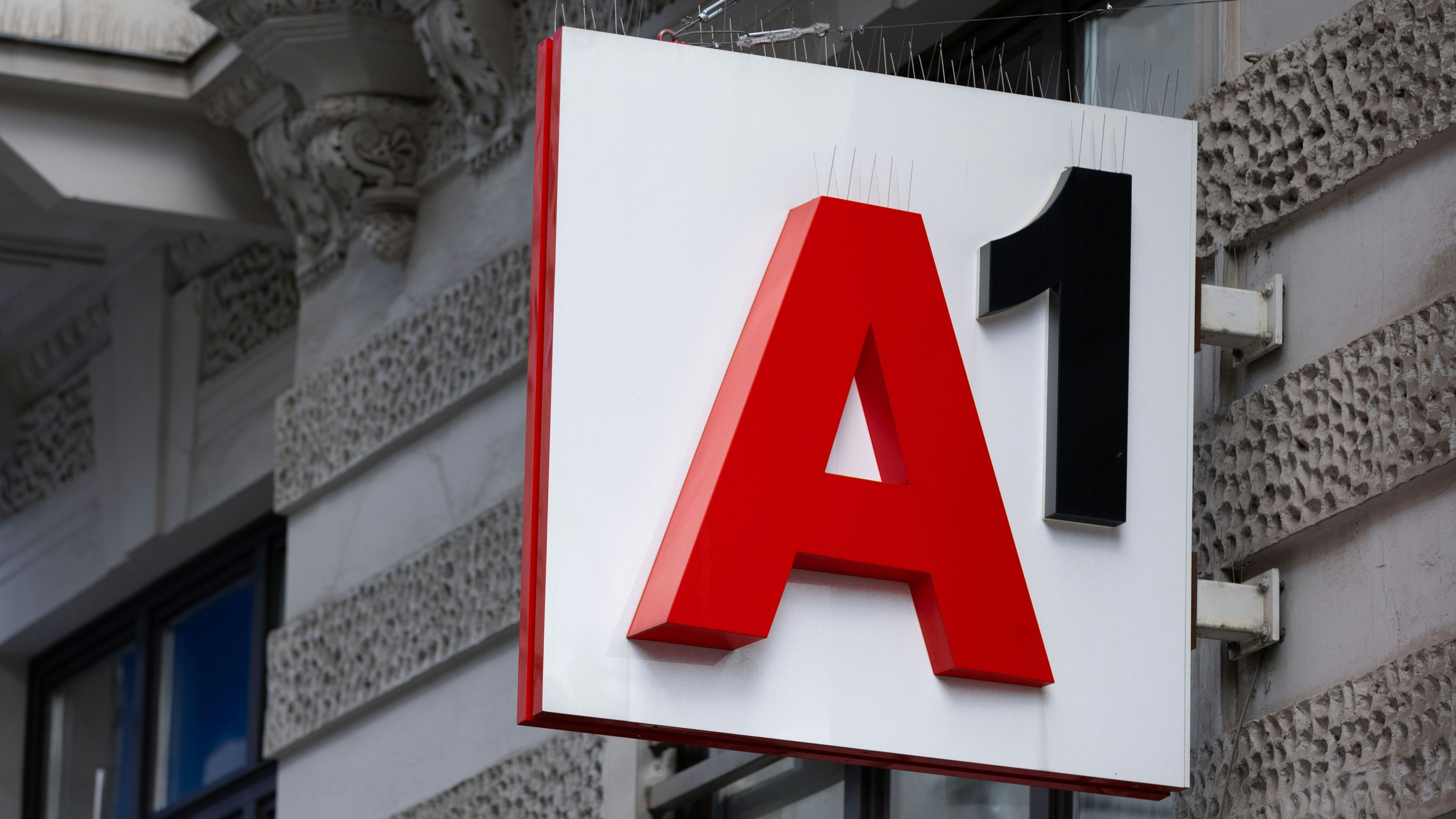 A1 Logo auf einer Filiale in der Kärntnerstraße in Wien. Auch bei den KV-Verhandlungen der Telekom stehen die Zeichen auf Streik.