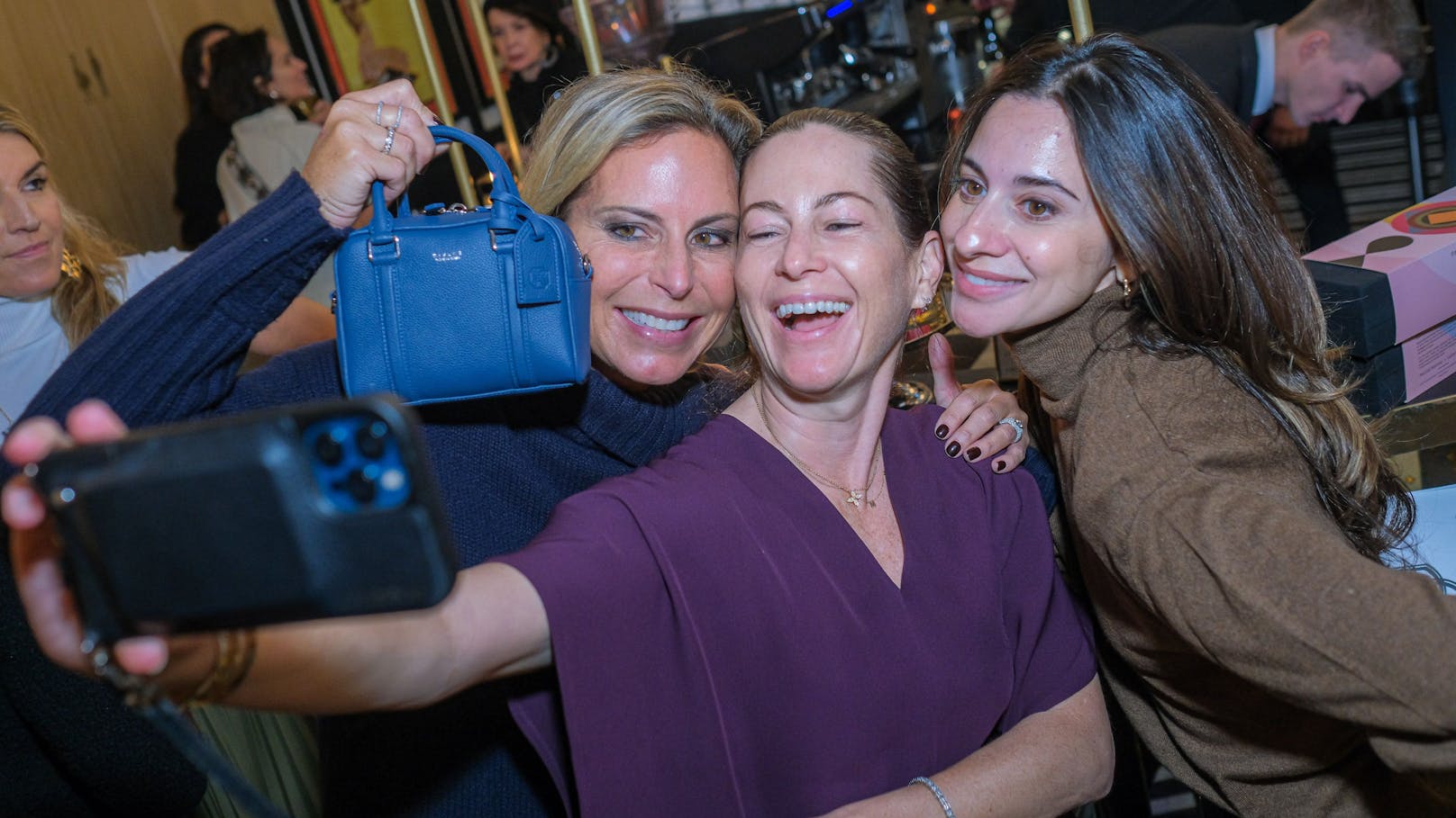 Bitte Lächeln! Adeline Krautschneider mit Birgit Lauda und Yasmina Kobza.