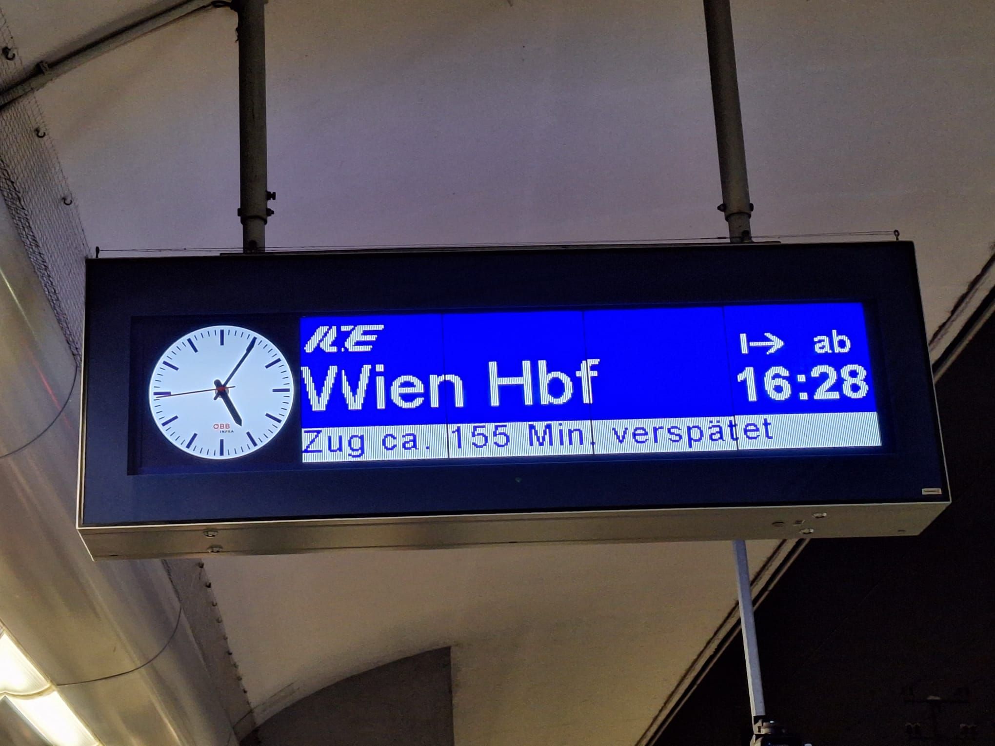 Fahrgäste ärgerten sich am Dienstagabend über die massiven Verspätungen mancher Züge.