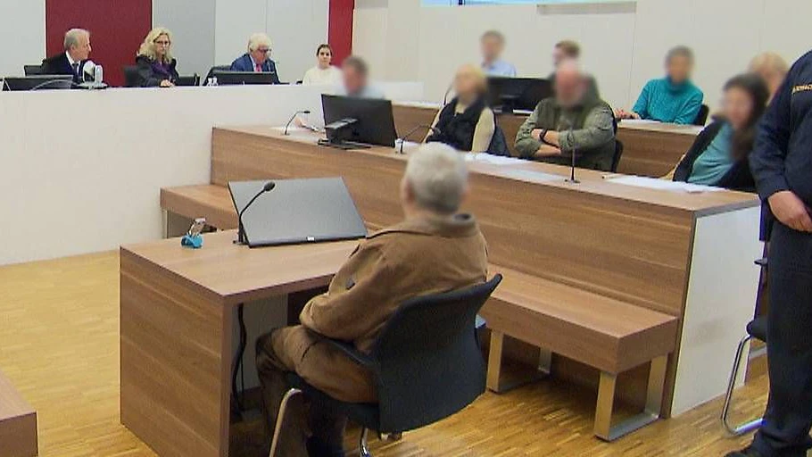 Ein 83-Jähriger hat versucht, seine kranke Frau durch einen Stromschlag zu töten. Am Mittwoch stand er vor Gericht.