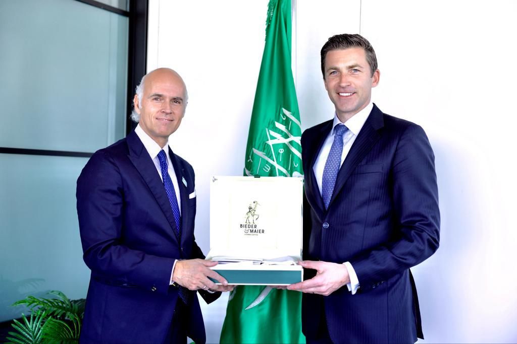 Bieder & Maier-CEO Rudi Kobza und Cenomi-CEO Dr. Günther Helm bei der Vertragsunterzeichnung für Bieder & Maier Coffee Houses in Saudi Arabien. 